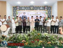 Polisi dan Masyarakat Gelar Sholat Idul Fitri dilapangan Mako Polres Tapanuli Tengah
