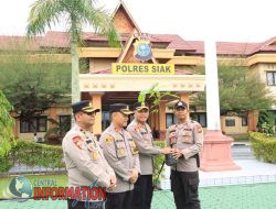 Kapolres Siak Berikan Hadiah Bibit Pohon kepada Personel yang Berulang Tahun
