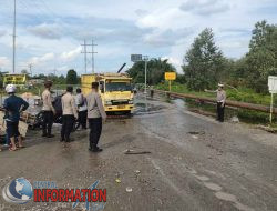 Polres Siak Berjibaku Bantu Masyarakat dan Pemudik Hadapi Banjir di Jalur Lintas Siak – Buton