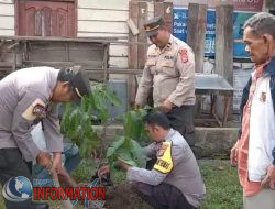 Polisi Tanam Pohon Untuk Lestarikan Alam di Kecamatan Tualang.