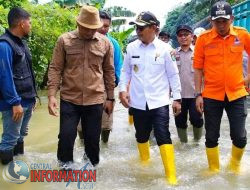 Wabup Rohman Tinjau dan Temui Korban Banjir di Tungkal Jaya