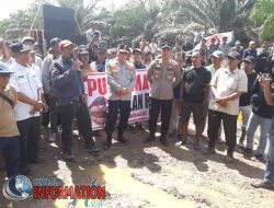 Ratusan Massa Gelar Aksi Damai Terkait Kerusakan A1 menuju A4 Kecamatan Keluang