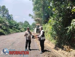 Perbaikan Jalan AMD Kampung Pinang Sebatang Barat Dimonitor Langsung oleh Bhabinkamtibmas
