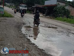 Jalan Pemda Bunut – timbangan  rusak masyarakat minta di perbaiki.