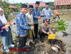 Kapolsek Kempas Bersama Forkopimcam Hadiri Upacara Hardiknas dan Tanam 100 Bibit Pohon