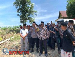 Polri Hadir di Tengah Duka, Bhabinkamtibmas Kp. Pinang Sebatang Dampingi Prosesi Pemakaman Penghulu Kampung