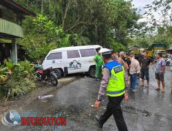 UNIT LAKA SAT LANTAS POLRES TAPANULI TENGAH OLAH TKP TABRAKAN TRUK BERUNTUN DI SITAHUIS