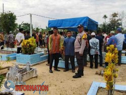 Bhabinkamtibmas Polsek Tualang Hadiri Pemakaman Warga, Wujud Kepedulian dan Kedekatan Polri dengan Masyarakat