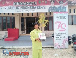 Camat Kempas dapat Kado Ultah dari Kapolda Riau berupa Bibit Durian Musangking