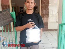 Ibu-Ibu Warga Pondok Timur Indah 1 Berbagi Jumat Berkah kepada Warga Kurang Mampu